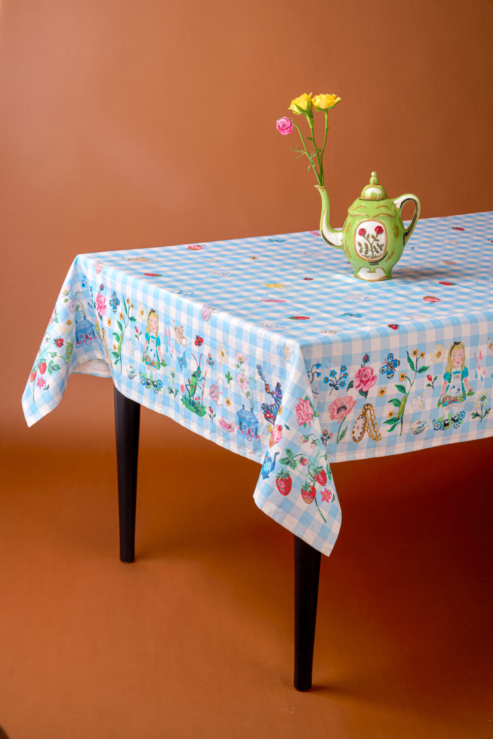 NANA'S TEA PARTY TABLECLOTH SRETSIS
